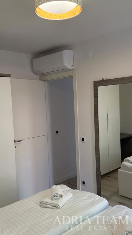 ZREKONŠTRUOVANÝ APARTMÁN S DVOMA ZÁHRADAMI A TERASOU - PETRČANE
