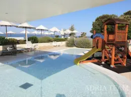 ZREKONŠTRUOVANÝ APARTMÁN S DVOMA ZÁHRADAMI A TERASOU - PETRČANE nehnuteľnosť na predaj