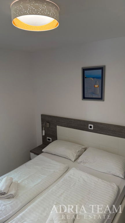 ZREKONŠTRUOVANÝ APARTMÁN S DVOMA ZÁHRADAMI A TERASOU - PETRČANE