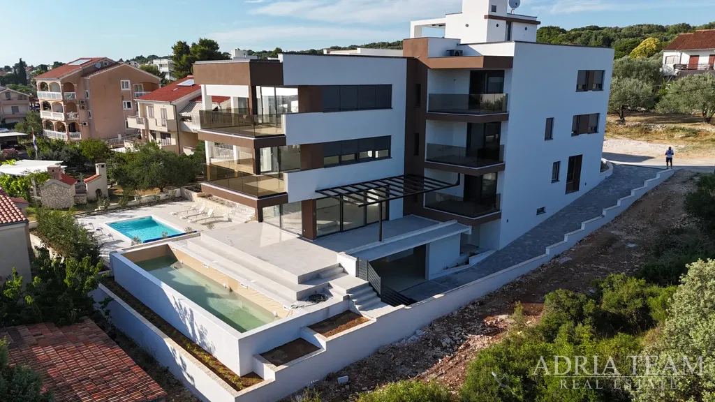 LUXUSNÝ APARTMÁN S1 VZDIALENÝ, 80m OD MORA, NOVOSTAVBA - KOŽINO