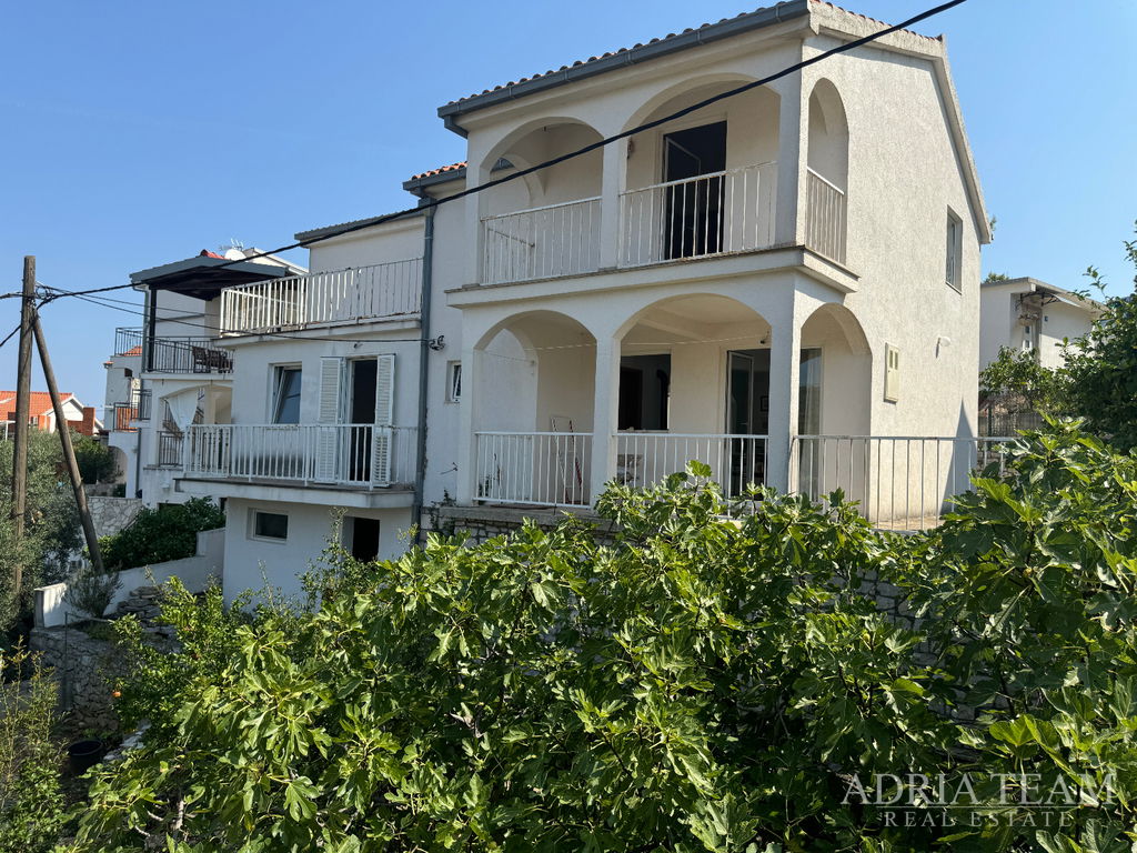 DOM S PRÍSLUŠENSTVOM (SKLAD + LETNÁ KUCHYŇA) - STOMORSKA, ŠOLTA