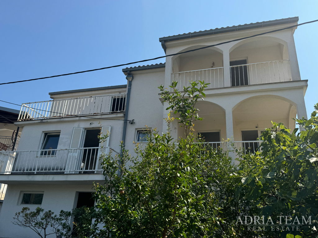 DOM S PRÍSLUŠENSTVOM (SKLAD + LETNÁ KUCHYŇA) - STOMORSKA, ŠOLTA