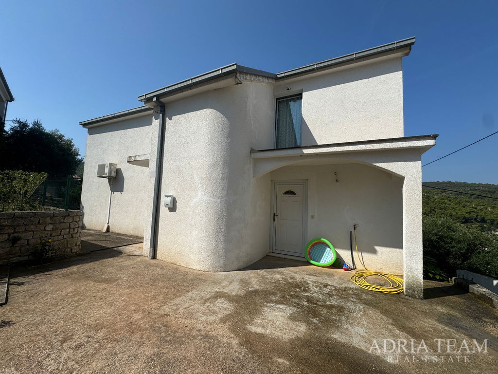 DOM S PRÍSLUŠENSTVOM (SKLAD + LETNÁ KUCHYŇA) - STOMORSKA, ŠOLTA