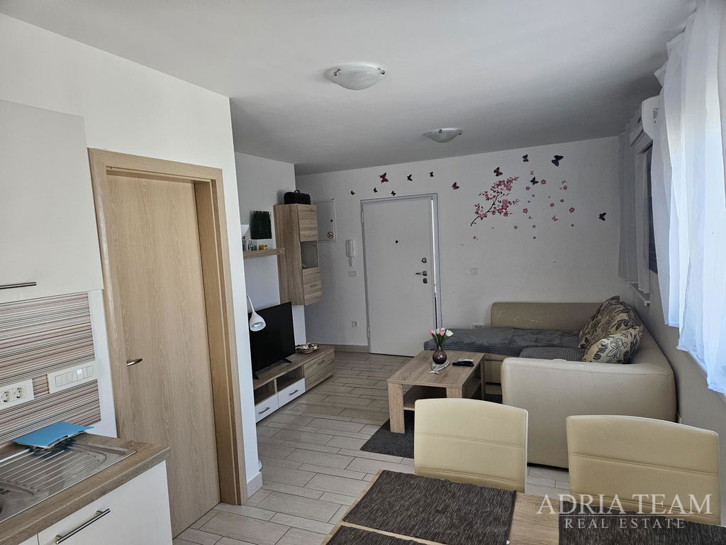 APARTMÁN S BALKÓNOM NA PRVOM POSCHODÍ, 15m OD MORA - RTINA, BENIĆI