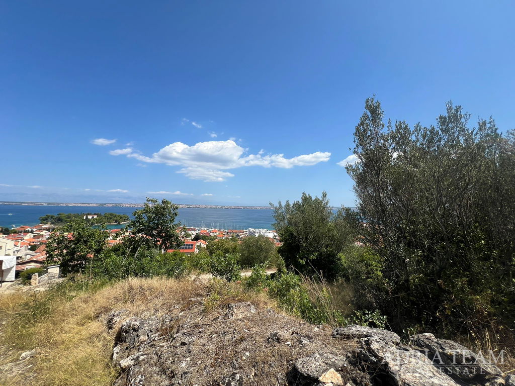 STAVEBNÝ POZEMOK S PROJEKTOM NA VILU S BAZÉNOM, VÝHĽAD NA MORE - PREKO, UGLJAN