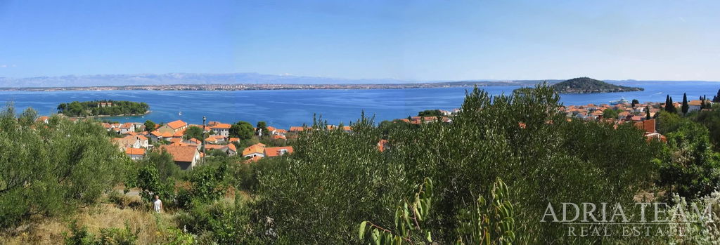 STAVEBNÝ POZEMOK S PROJEKTOM NA VILU S BAZÉNOM, VÝHĽAD NA MORE - PREKO, UGLJAN