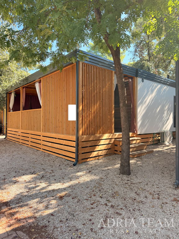 PLNE ZARIADENÝ MOBILNÝ DOM, VZDIALENÝ 175m OD MORA - BIOGRAD NA MORU