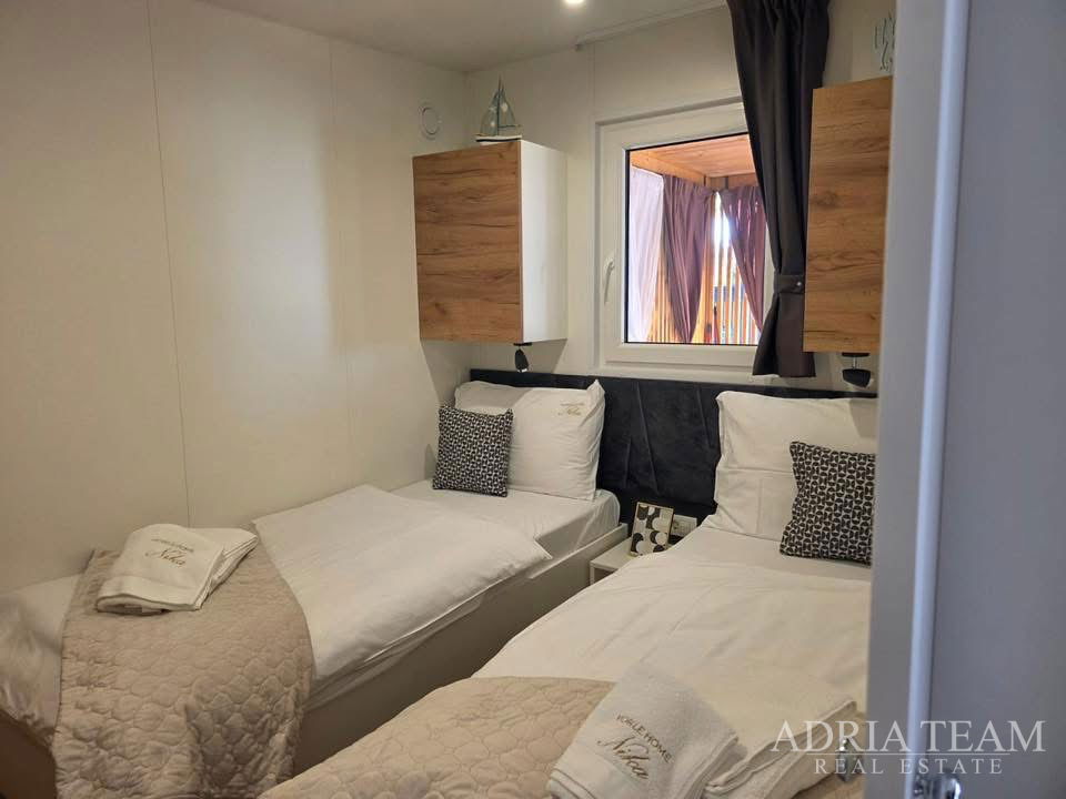 PLNE ZARIADENÝ MOBILNÝ DOM, VZDIALENÝ 175m OD MORA - BIOGRAD NA MORU