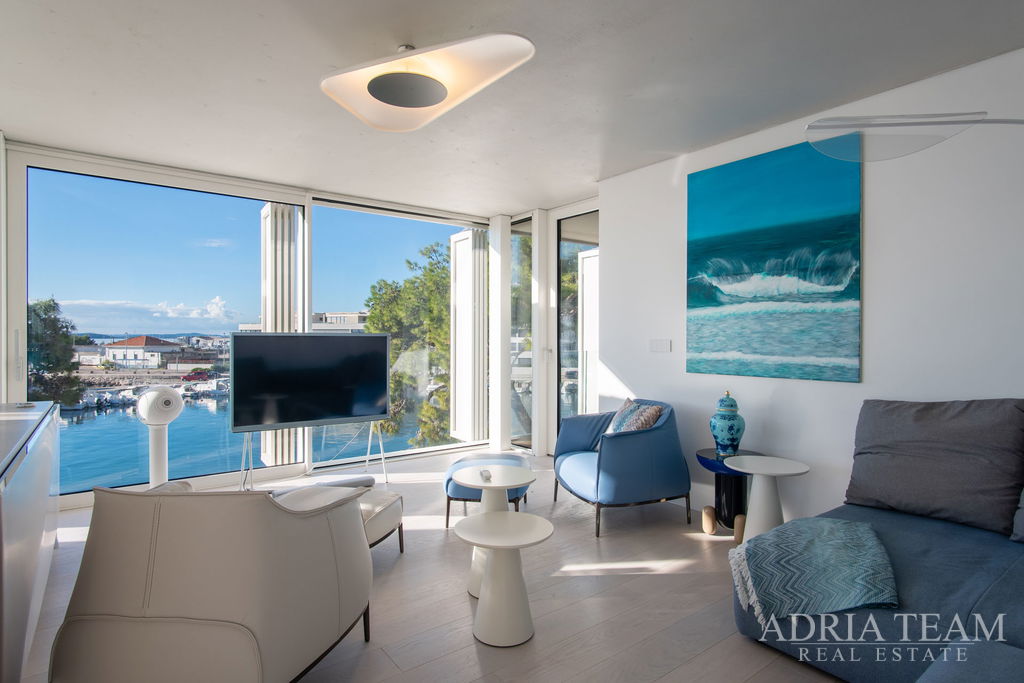 VILA V PRVOM RADE OD MORA, MODERNÁ ARCHITEKTÚRA, PRIESTRANNÁ STREŠNÁ TERASA - BRODARICA, ZADAR