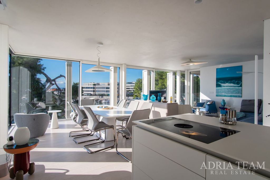 VILA V PRVOM RADE OD MORA, MODERNÁ ARCHITEKTÚRA, PRIESTRANNÁ STREŠNÁ TERASA - BRODARICA, ZADAR