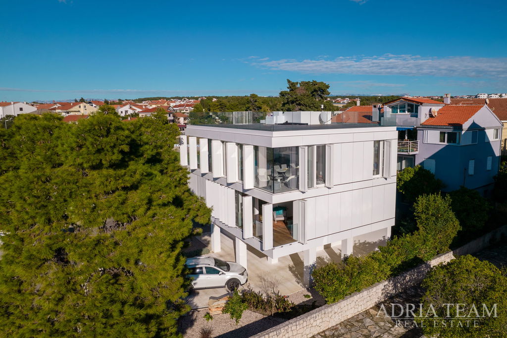 VILA V PRVOM RADE OD MORA, MODERNÁ ARCHITEKTÚRA, PRIESTRANNÁ STREŠNÁ TERASA - BRODARICA, ZADAR