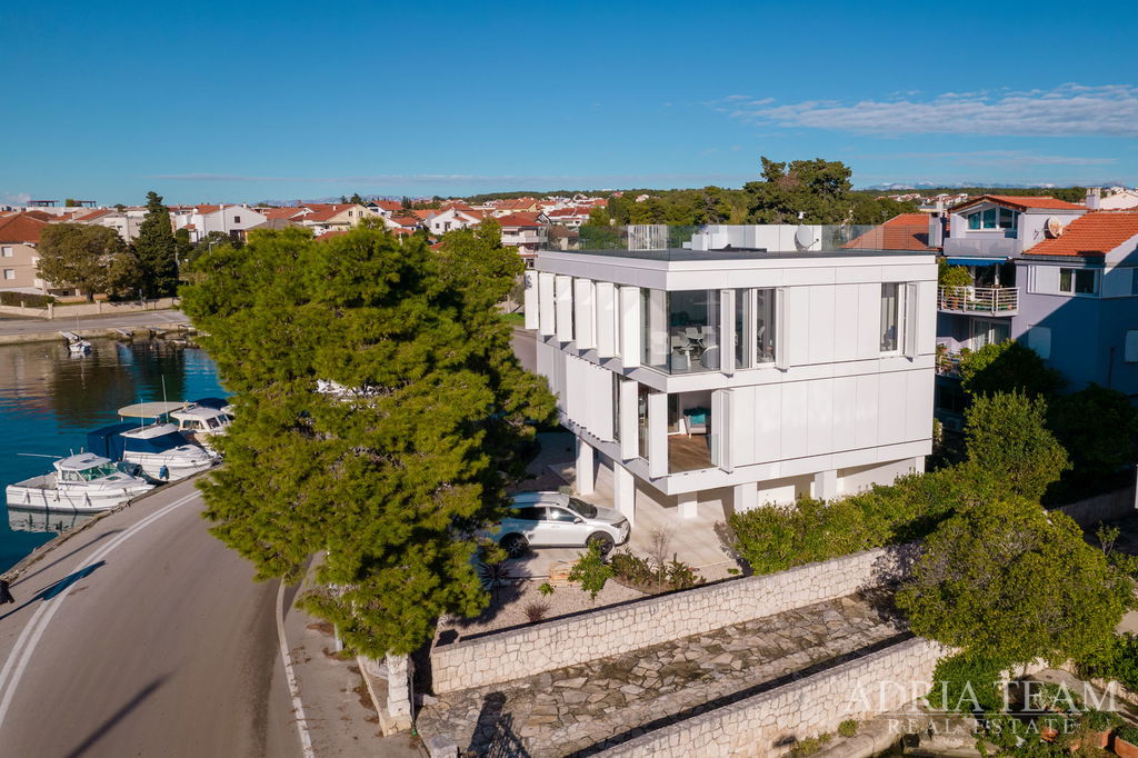 VILA V PRVOM RADE OD MORA, MODERNÁ ARCHITEKTÚRA, PRIESTRANNÁ STREŠNÁ TERASA - BRODARICA, ZADAR