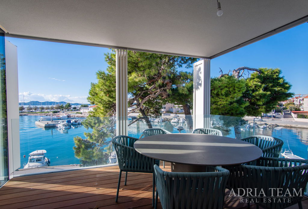 VILA V PRVOM RADE OD MORA, MODERNÁ ARCHITEKTÚRA, PRIESTRANNÁ STREŠNÁ TERASA - BRODARICA, ZADAR