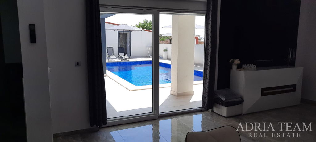 DOM S BAZÉNOM, KĽUDNÁ A TICHA POZÍCIA - PAG, POVLJANA