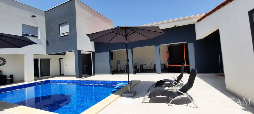 DOM S BAZÉNOM, KĽUDNÁ A TICHA POZÍCIA - PAG, POVLJANA