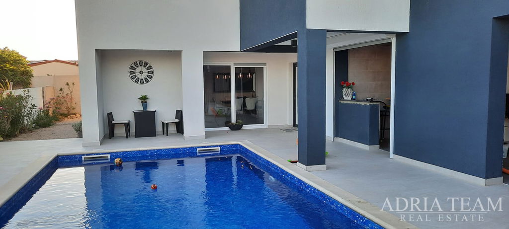 DOM S BAZÉNOM, KĽUDNÁ A TICHA POZÍCIA - PAG, POVLJANA