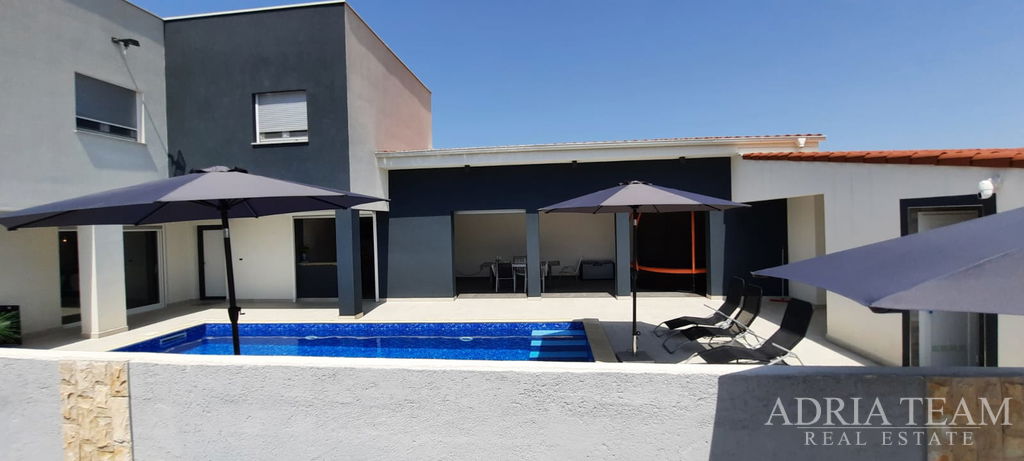 DOM S BAZÉNOM, KĽUDNÁ A TICHA POZÍCIA - PAG, POVLJANA