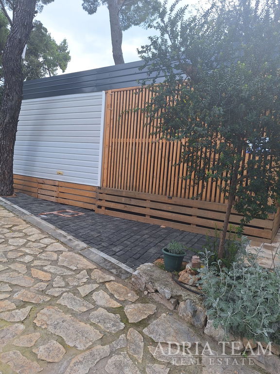 PLNE VYBAVENÝ LUXUSNÝ MOBILNÝ DOM 4+2, IBA 70m OD MORA - BIOGRAD NA MORU