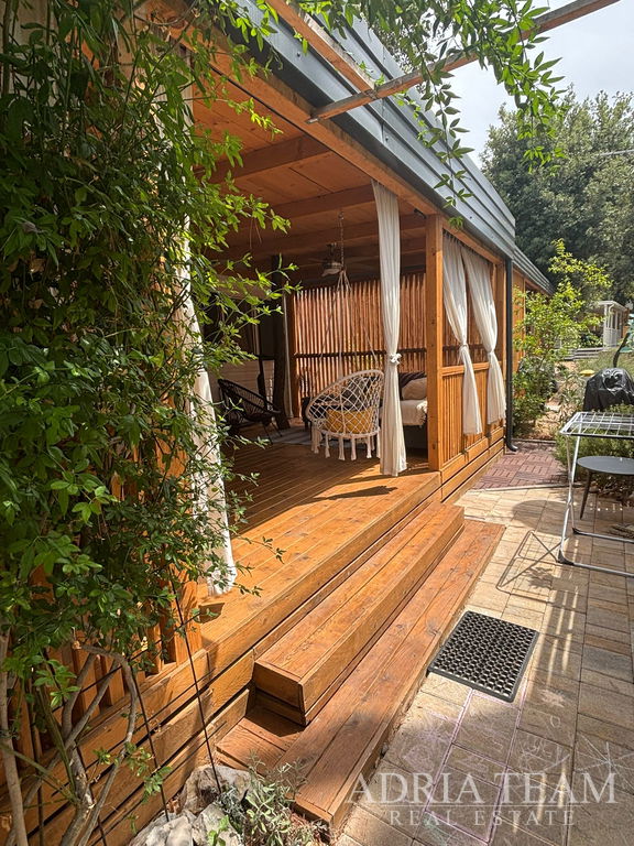 PLNE VYBAVENÝ LUXUSNÝ MOBILNÝ DOM 4+2, IBA 70m OD MORA - BIOGRAD NA MORU