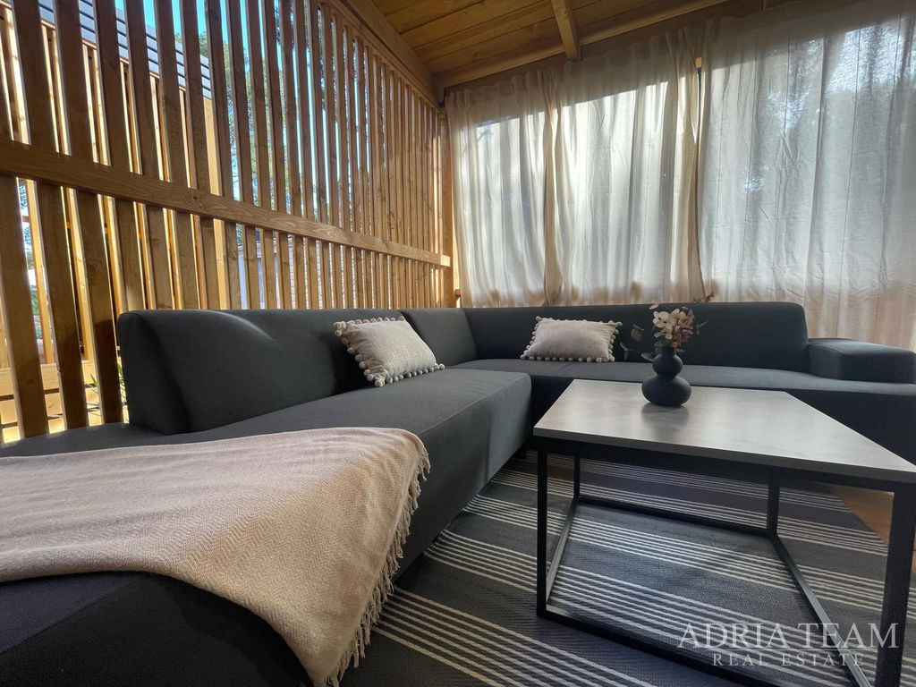 PLNE VYBAVENÝ LUXUSNÝ MOBILNÝ DOM 4+2, IBA 70m OD MORA - BIOGRAD NA MORU