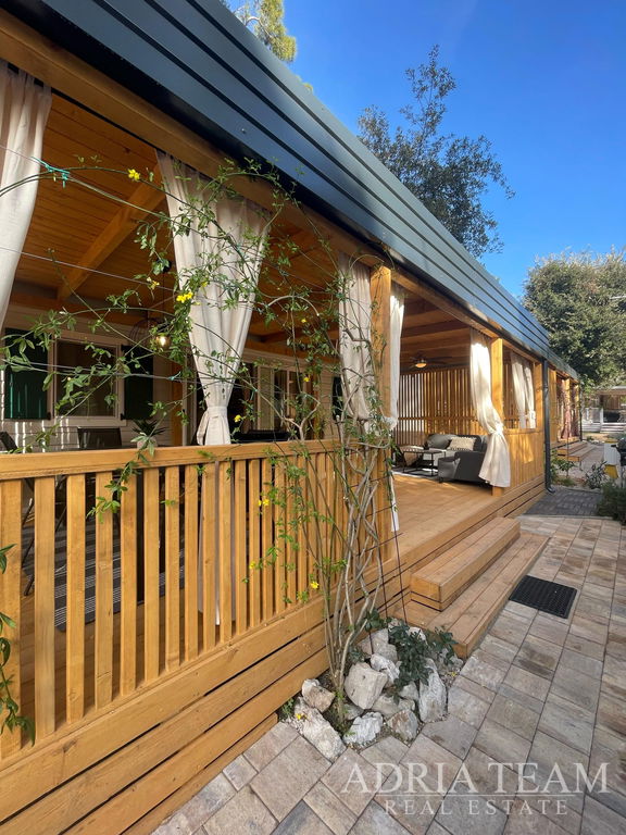 PLNE VYBAVENÝ LUXUSNÝ MOBILNÝ DOM 4+2, IBA 70m OD MORA - BIOGRAD NA MORU