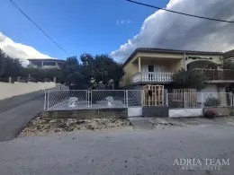 POLOVICA DVOJDOMU S PRIESTRANNOU ZÁHRADOU – GORNJI KARIN nehnuteľnosť na predaj