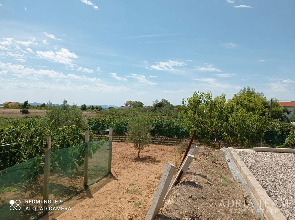 DOMČEK A GARÁŽ - BILOTINJAK, PRIVLAKA