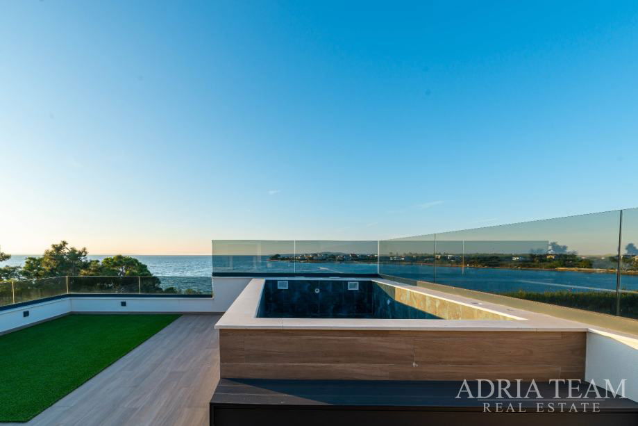 PENTHOUSE – S VÝHĽADOM NA MORE – PRIVLAKA