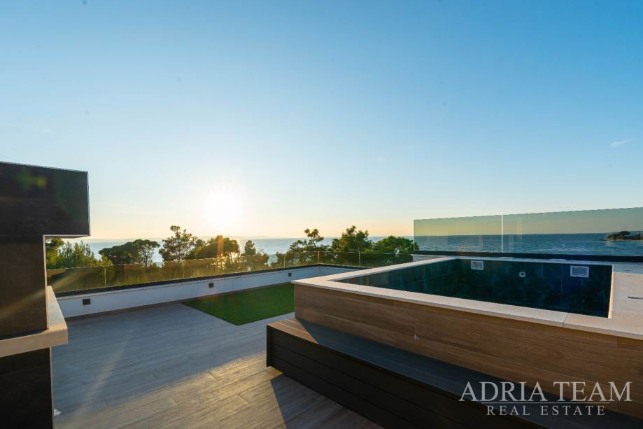 PENTHOUSE – S VÝHĽADOM NA MORE – PRIVLAKA