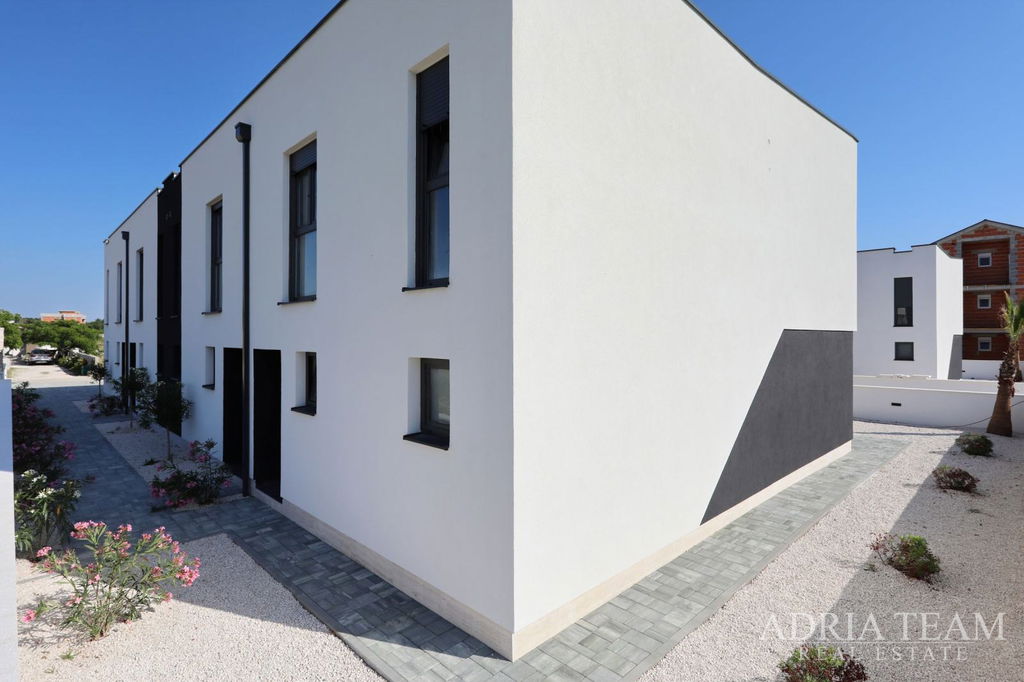 DOM V RADOVEJ ZÁSTAVBE, NOVOSTAVBA, ZARIADENÝ – PRIVLAKA