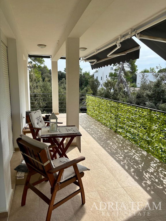 DVOJIZBOVÝ APARTMÁN SO ZÁHRADOU A 2 PARKOVACÍMI MIESTAMI, 150m OD PLÁŽE – PETRČANE (PUNTA RADMAN), ZADAR