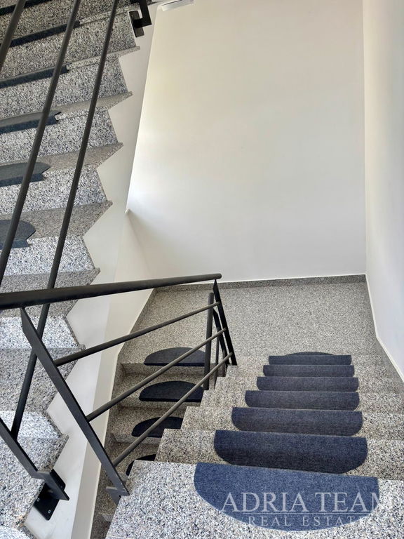 DVOJIZBOVÝ APARTMÁN SO ZÁHRADOU A 2 PARKOVACÍMI MIESTAMI, 150m OD PLÁŽE – PETRČANE (PUNTA RADMAN), ZADAR