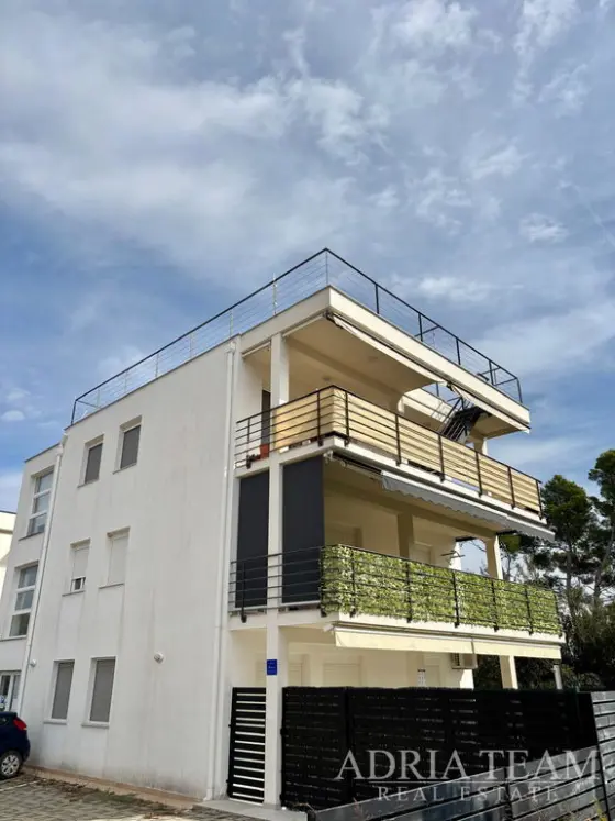 DVOJIZBOVÝ APARTMÁN SO ZÁHRADOU A 2 PARKOVACÍMI MIESTAMI, 150m OD PLÁŽE – PETRČANE (PUNTA RADMAN), ZADAR nehnuteľnosť na predaj
