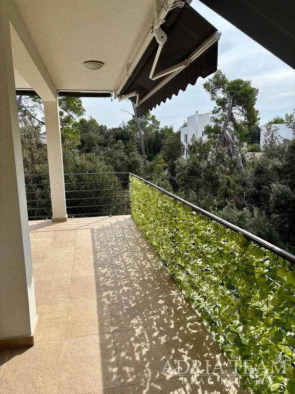 DVOJIZBOVÝ APARTMÁN SO ZÁHRADOU A 2 PARKOVACÍMI MIESTAMI, 150m OD PLÁŽE – PETRČANE (PUNTA RADMAN), ZADAR