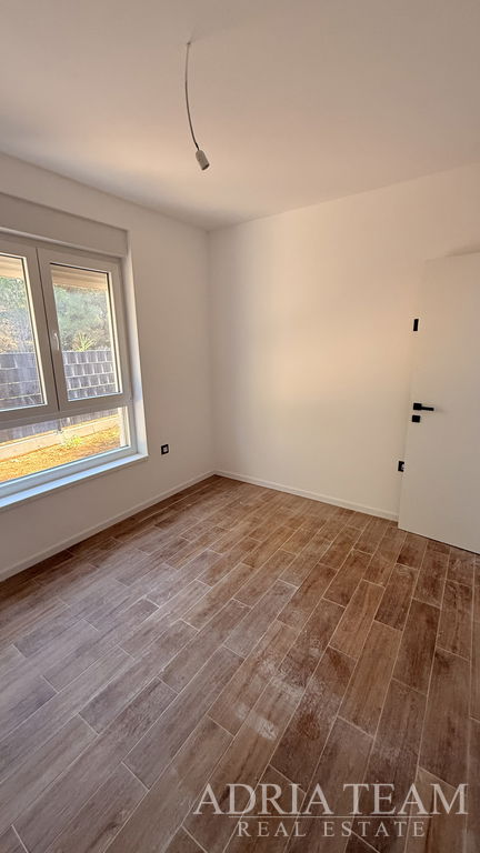 APARTMÁN V NOVOSTAVBE 550 m OD MORA – VIR
