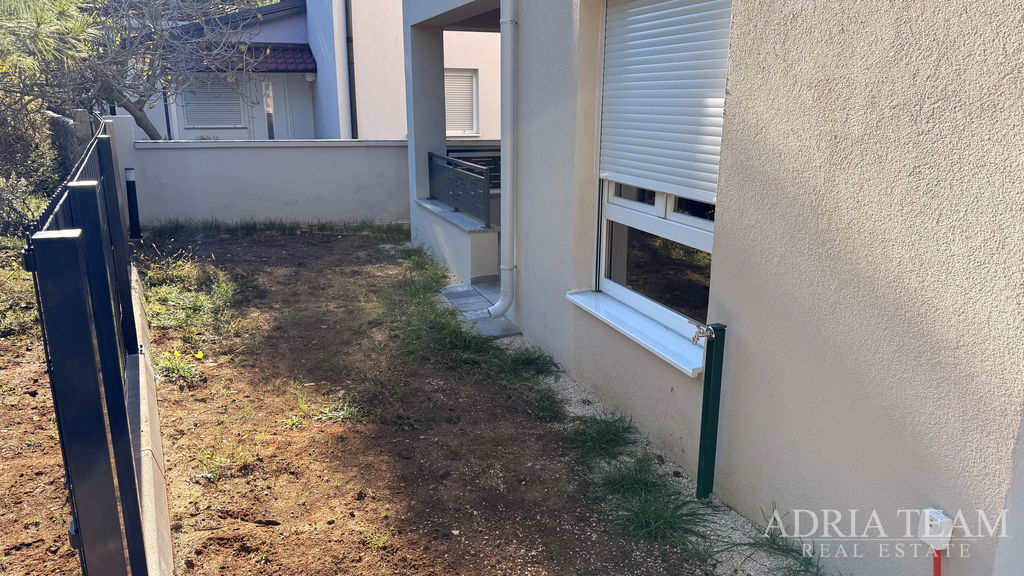 APARTMÁN V NOVOSTAVBE 550 m OD MORA – VIR