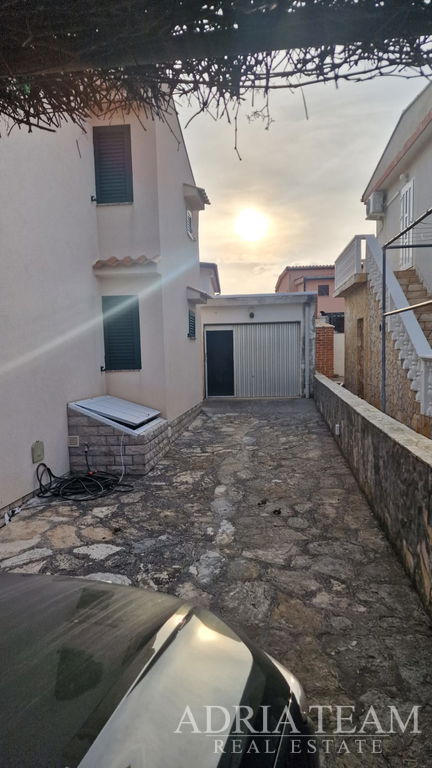 ZREKONŠTRUOVANÝ DOM – 300 M OD MORA – VIR