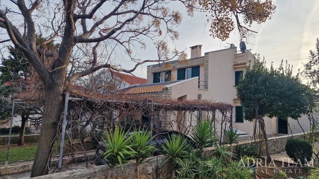 ZREKONŠTRUOVANÝ DOM – 300 M OD MORA – VIR