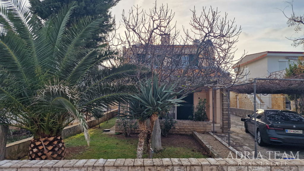 ZREKONŠTRUOVANÝ DOM – 300 M OD MORA – VIR