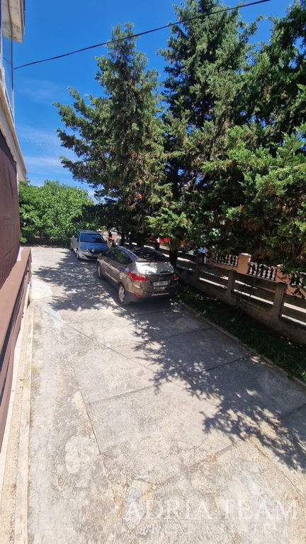 APARTMÁN – VYVÝŠENÉ PRÍZEMIE – 66,40 m² – BLÍZKO PLÁŽE RADOVANJICA - VIR