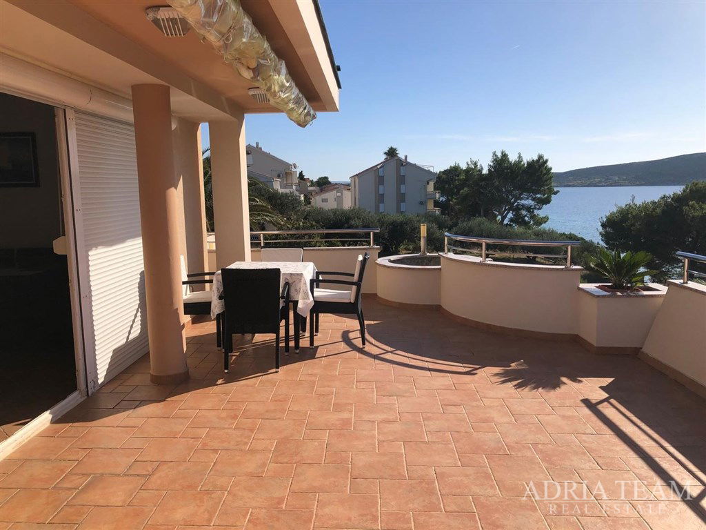 DVOJPODLAŽNÝ DOM S TROJICOU APARTMÁNOV – PRVÝ RAD PRI MORI – STARA NOVALJA, OSTROV PAG