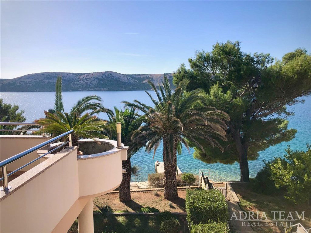 DVOJPODLAŽNÝ DOM S TROJICOU APARTMÁNOV – PRVÝ RAD PRI MORI – STARA NOVALJA, OSTROV PAG