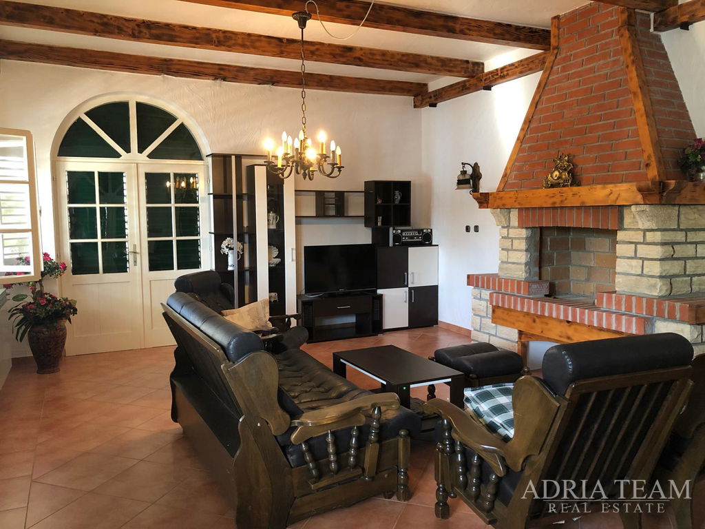 DVOJPODLAŽNÝ DOM S TROJICOU APARTMÁNOV – PRVÝ RAD PRI MORI – STARA NOVALJA, OSTROV PAG