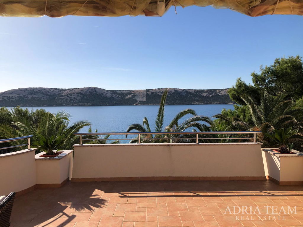 DVOJPODLAŽNÝ DOM S TROJICOU APARTMÁNOV – PRVÝ RAD PRI MORI – STARA NOVALJA, OSTROV PAG