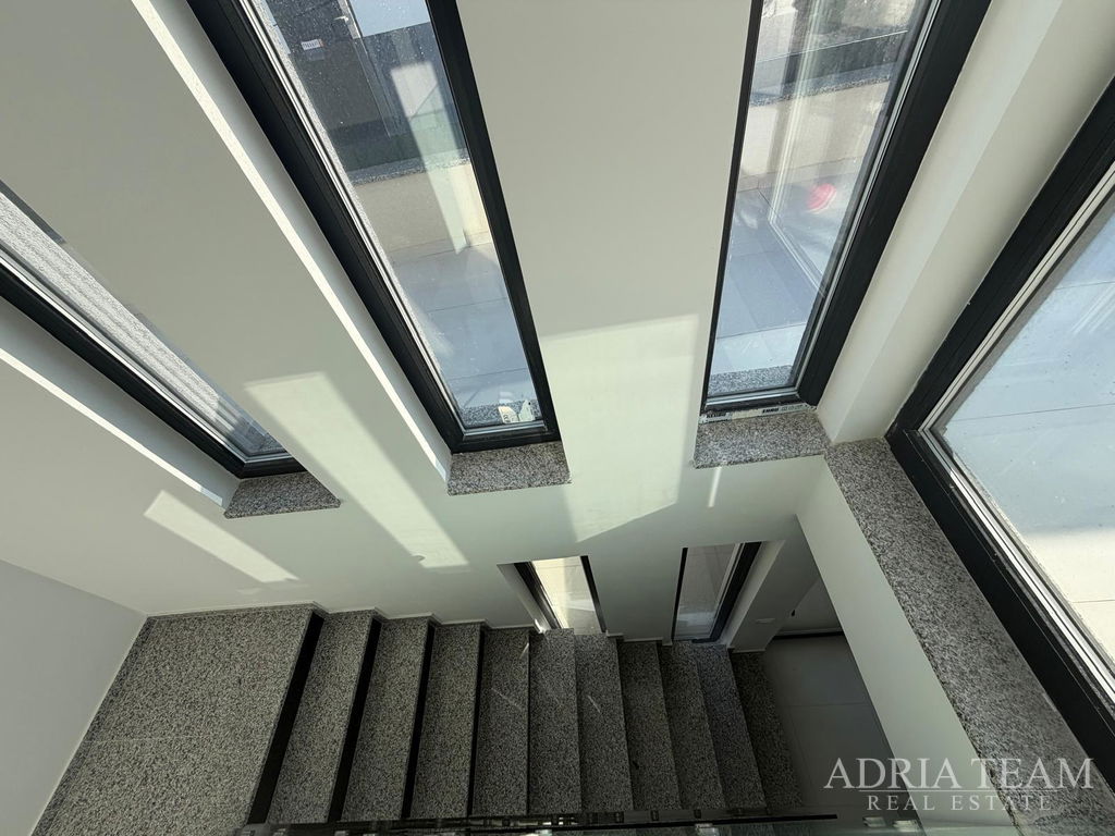 LUXUSNÁ VILA S BAZÉNOM – VIR