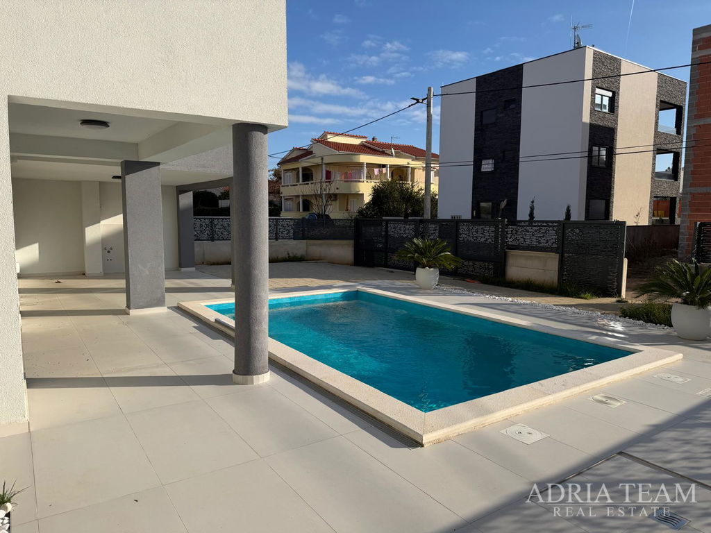 LUXUSNÁ VILA S BAZÉNOM – VIR