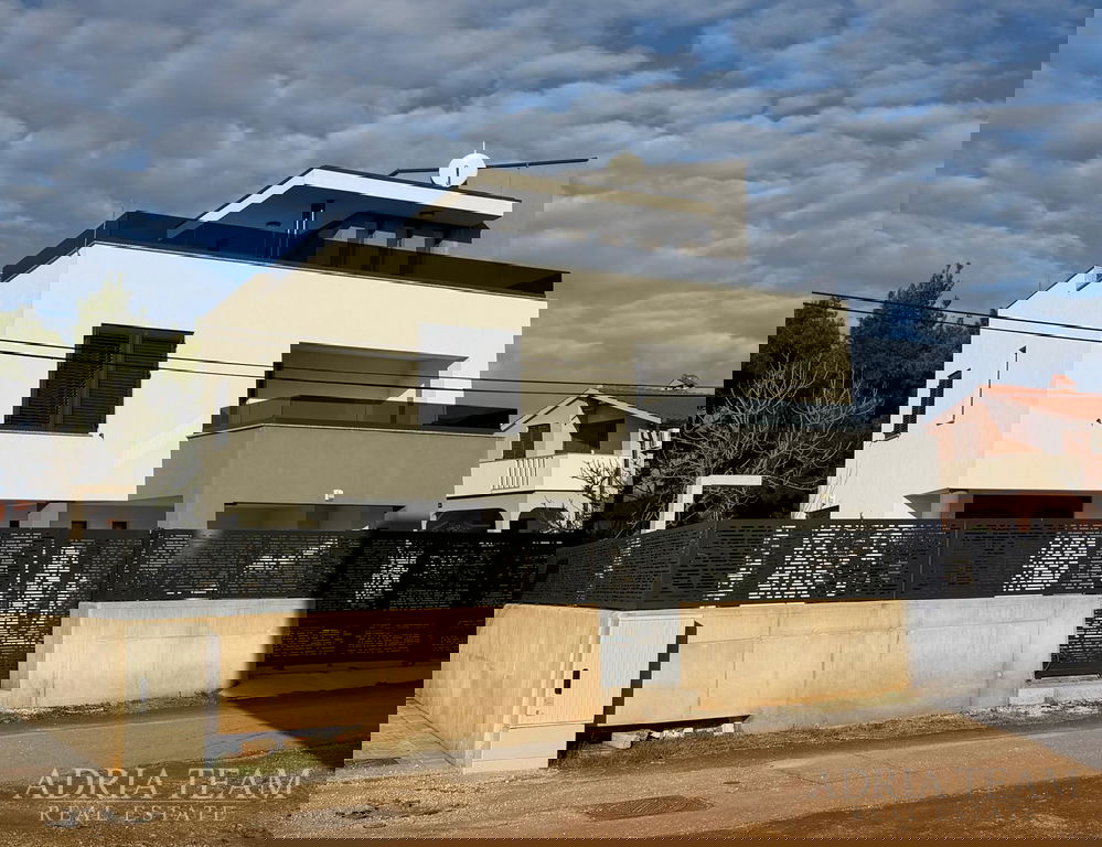 LUXUSNÁ VILA S BAZÉNOM – VIR