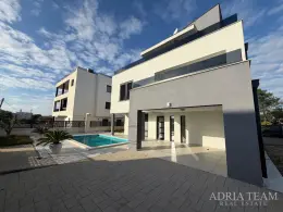 LUXUSNÁ VILA S BAZÉNOM – VIR nehnuteľnosť na predaj