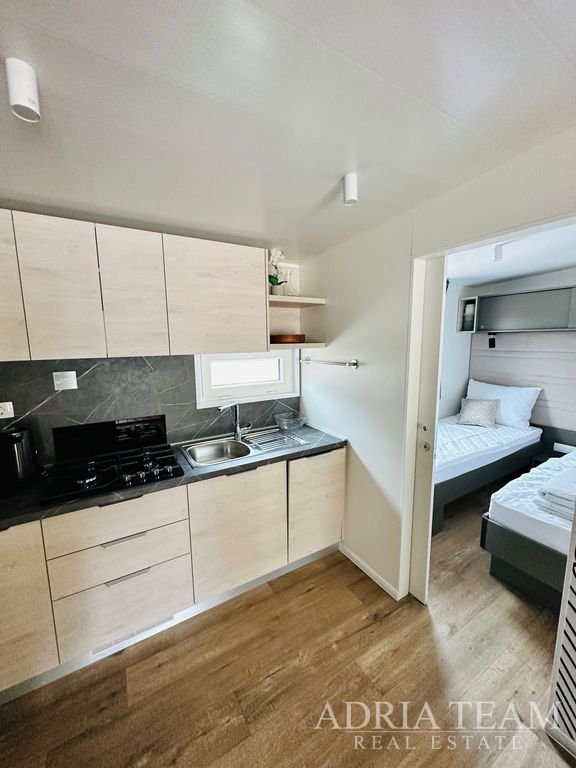 PLNE VYBAVENÝ LUXUSNÝ MOBILNÝ DOM 6+2, IBA 350m OD MORA - BIOGRAD NA MORU