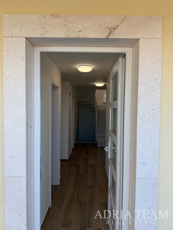 ATRAKTÍVNY DOM S BAZÉNOM 70M OD MORA – PETRČANE